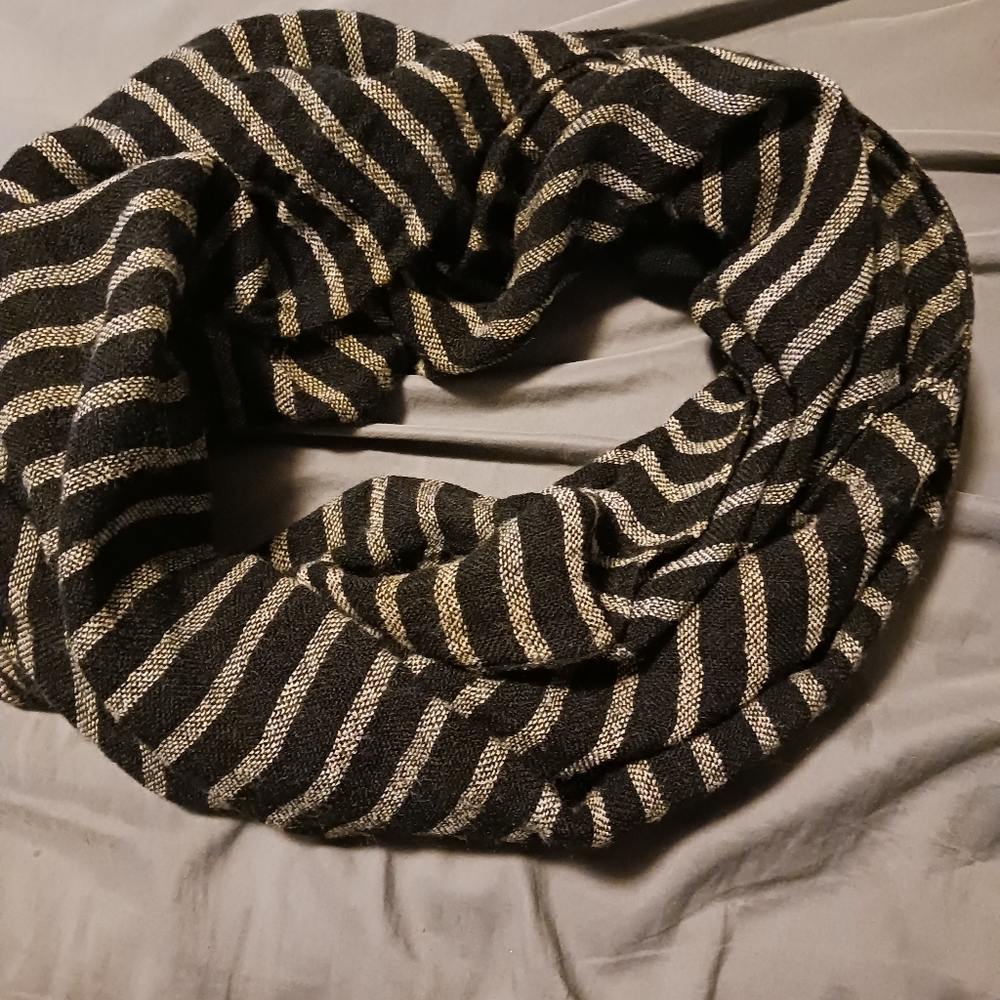 STRIPPED BLACK AND WHITE SCARF